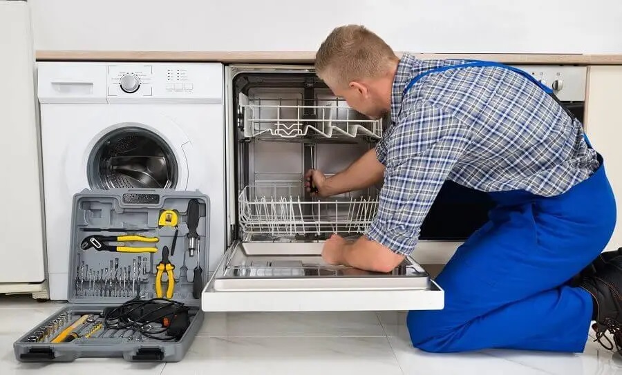 Mamak Beko servisi teknisyen ekibi beyaz eşya tamiri yaparken